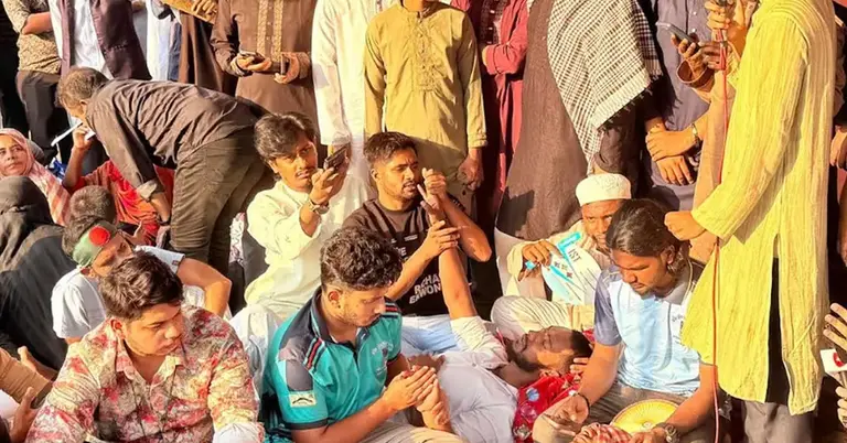 অনশন ভাঙলেন শিক্ষার্থীরা